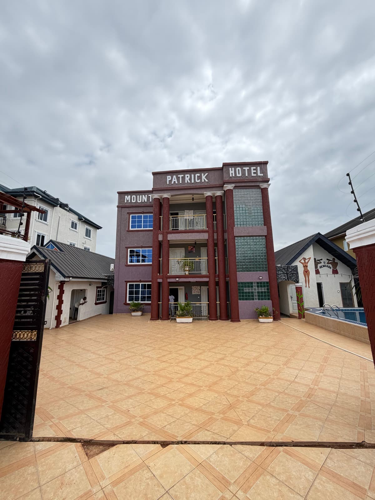 Mount Patrick Hotel exterior